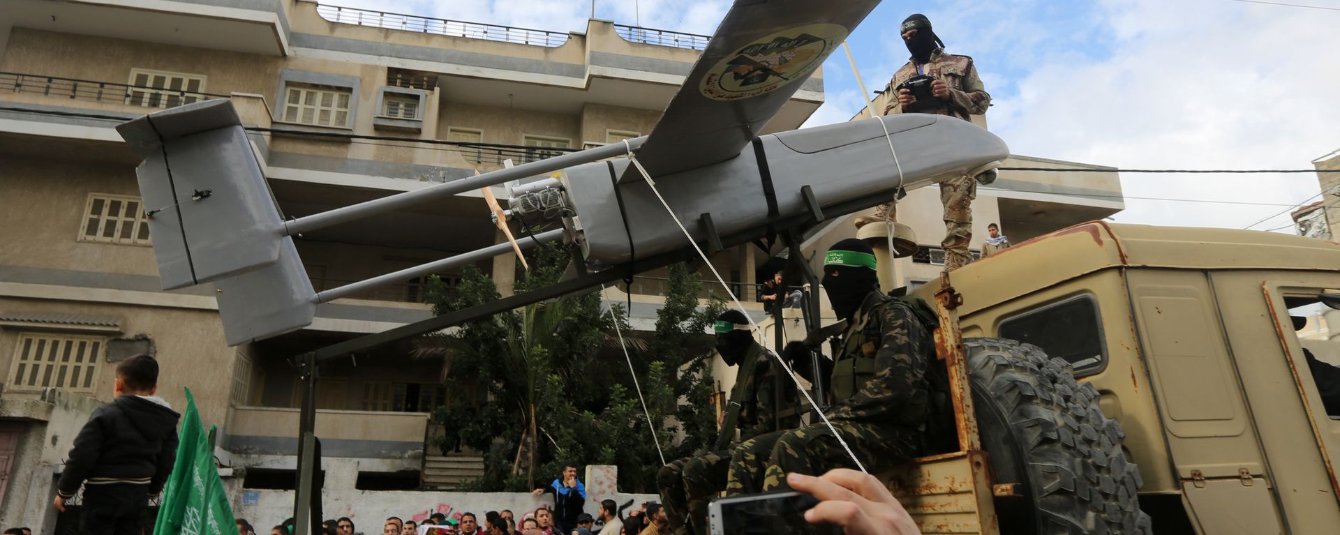 Palestinian militants of the Ezzedine al-Qassam Brigades, Hamas' armed wing, dislpay a drone during a parade marking the 27th anniversary of the Islamist movement’s creation on December 14, 2014 in Gaza City Palestinian militants of the Ezzedine al-Qassam Brigades, Hamas' armed wing, dislpay a drone during a parade marking the 27th anniversary of the Islamist movement’s creation on December 14, 2014 in Gaza City - Sputnik International, 1920, 24.10.2023