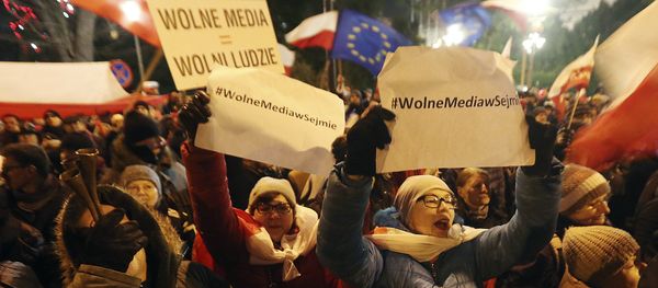 People gather to demonstrate outside the Parliament building in Warsaw, Poland, on Friday Dec. 16, 2016, in support of opposition lawmakers protesting against the ruling party's plans to limit media access to lawmakers People gather to demonstrate outside the Parliament building in Warsaw, Poland, on Friday Dec. 16, 2016, in support of opposition lawmakers protesting against the ruling party's plans to limit media access to lawmakers - Sputnik International