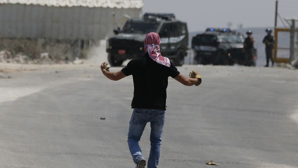 Palestinian students from Birzeit University clash with Israeli security forces outside the Israeli-run Ofer prison in the West Bank village of Betunia on August 3, 2016 - Sputnik International
