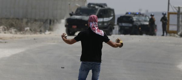 Palestinian students from Birzeit University clash with Israeli security forces outside the Israeli-run Ofer prison in the West Bank village of Betunia on August 3, 2016 - Sputnik International