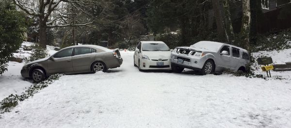 Cars, involved in a slippery accident after last nights' snow storm are strewn across a street in Lake Oswego, Ore., Thursday, Dec. 15, 2016 - Sputnik International