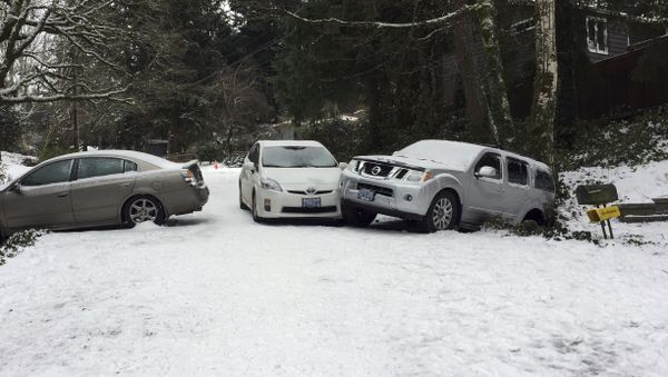 Cars, involved in a slippery accident after last nights' snow storm are strewn across a street in Lake Oswego, Ore., Thursday, Dec. 15, 2016 Cars, involved in a slippery accident after last nights' snow storm are strewn across a street in Lake Oswego, Ore., Thursday, Dec. 15, 2016 - Sputnik International