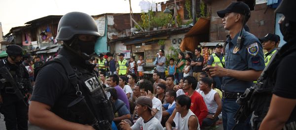 Members of the Special Weapons and Tactics (SWAT) team stand guard as they gather male residents on a basketball court during an anti-drug operation at an informal settlers area in Manila on November 9, 2016 - Sputnik International