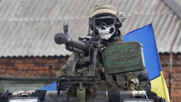 A Ukrainian serviceman wears a mask depicting a skull on September 23, 2014 on armored personnel carrier (APC) in a suburb of the eastern town Debaltseve in the region of Donetsk - Sputnik International