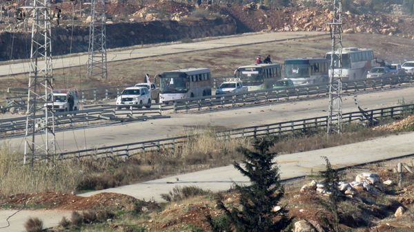Four buses, with on board people who are evacuated from Fuaa and Kafraya (two under rebel siege Shiite villages), arrive at the Syrian government-controlled crossing of Ramoussa, on the southern outskirts of Aleppo, on December 19, 2016 during an evacuation operation of rebel fighters and civilians from rebel-held areas - Sputnik International