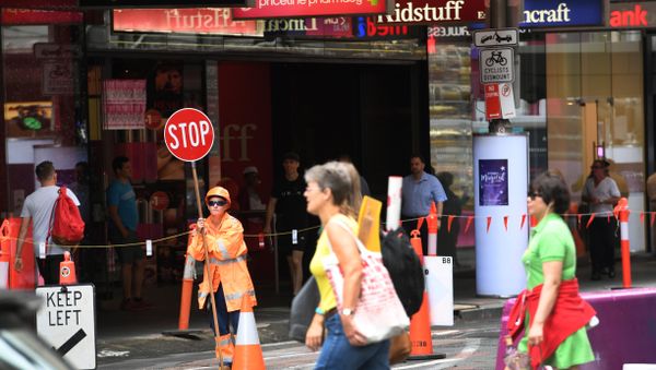 A traffic controller (L) works at a building site in central Sydney on December 7, 2016. Australia's economy contracted for just the fourth quarter in 25 years, official data showed, slowing the annual growth rate to 1.8 percent amid weaker government and consumer spending on top of softer trade figures - Sputnik International