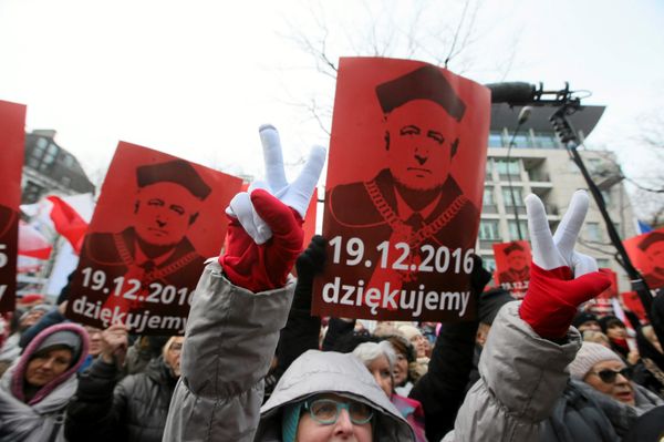 People hold signs with the image of Andrzej Rzeplinski, head of Poland's Constitutional Court, as they take part in demonstration in front of the Constitutional Tribunal in Warsaw, Poland December 18, 2016. People hold signs with the image of Andrzej Rzeplinski, head of Poland's Constitutional Court, as they take part in demonstration in front of the Constitutional Tribunal in Warsaw, Poland December 18, 2016. - Sputnik International
