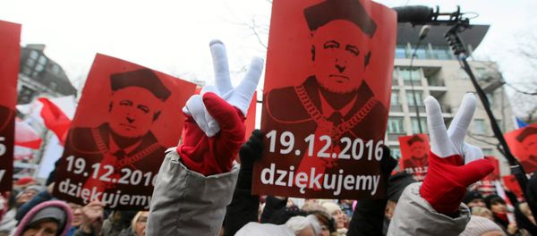 People hold signs with the image of Andrzej Rzeplinski, head of Poland's Constitutional Court, as they take part in demonstration in front of the Constitutional Tribunal in Warsaw, Poland December 18, 2016. - Sputnik International
