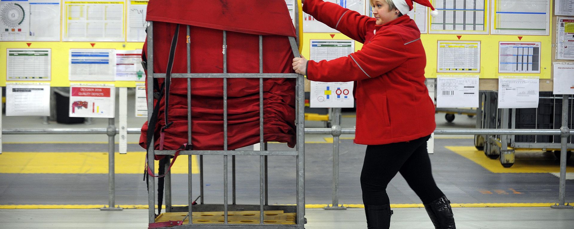 Royal Mail staff member  - Sputnik International, 1920, 02.12.2022