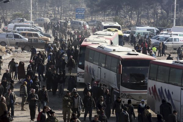 bus convoys resumed transporting residents out of the Syrian towns of Foua and Kefraya in the northwestern province of Idlib as part of an evacuation deal between the government and militants bus convoys resumed transporting residents out of the Syrian towns of Foua and Kefraya in the northwestern province of Idlib as part of an evacuation deal between the government and militants - Sputnik International