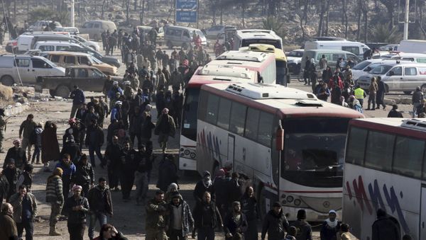 bus convoys resumed transporting residents out of the Syrian towns of Foua and Kefraya in the northwestern province of Idlib as part of an evacuation deal between the government and militants - Sputnik International