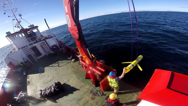 Crew members aboard the VOS Raasay recover U.S. and British Royal Navy ocean gliders taking part in the Unmanned Warrior exercise off the northwest coast of Scotland on October 8, 2016 - Sputnik International