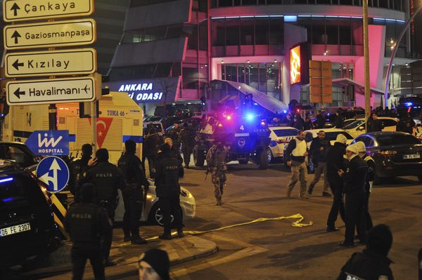 Turkish police officers cordon off the area close to a photo gallery where the Russian Ambassador to Turkey, Andrei Karlov, was shot and killed by a gunman in Ankara, Turkey. - Sputnik International