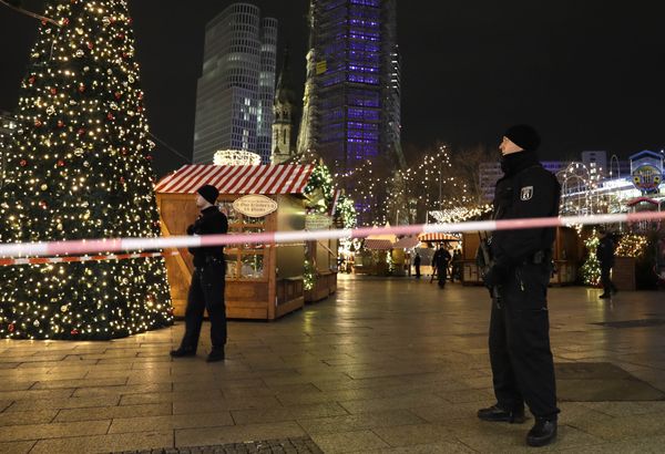 Police guard a Christmas market after a truck ran into the crowded Christmas market in Berlin, Germany. - Sputnik International