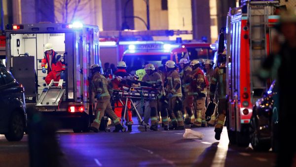 Police and emergency workers at the site of an attack at a Christmas market in Berlin. - Sputnik International