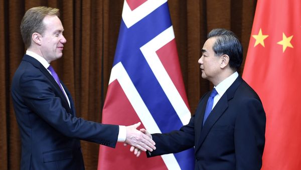 In this photo released by Xinhua News Agency, Chinese Foreign Minister Wang Yi at right shakes hands with Norwegian Foreign Minister Borge Brende in Beijing, capital of China, Monday, Dec. 19, 2016 - Sputnik International