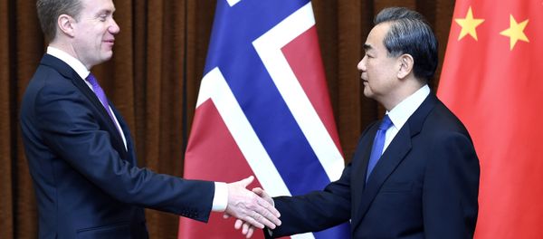 In this photo released by Xinhua News Agency, Chinese Foreign Minister Wang Yi at right shakes hands with Norwegian Foreign Minister Borge Brende in Beijing, capital of China, Monday, Dec. 19, 2016 - Sputnik International