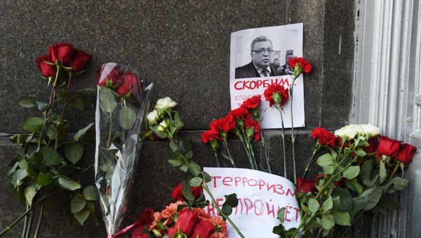 Moscow residents lay flowers near Russian Foreign Ministry in memory of slain Ambassador Karlov - Sputnik International