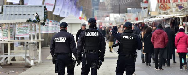French police officers secure a Christmas market on the Champs Elysees avenue in Paris on December 20, 2016 as part of security measures in the aftermath of an attack in Berlin - Sputnik International