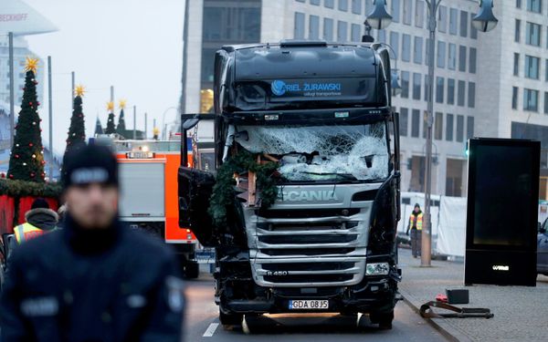 Police stand in front of the truck which ploughed into a crowded Christmas market in the German capital last night in Berlin, Germany, December 20, 2016. - Sputnik International