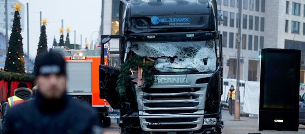 Police stand in front of the truck which ploughed into a crowded Christmas market in the German capital last night in Berlin, Germany, December 20, 2016. - Sputnik International