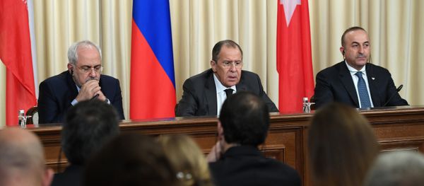 Iranian Foreign Minister Mohammad Javad Zarif, Russian Foreign Minister Sergei Lavrov and Turkish Foreign Minister Mevlut Cavusoglu attend a press conference in Moscow on December 20, 2016 - Sputnik International