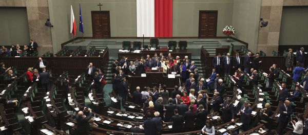 Polish opposition parliamentarians protest against the rules proposed by the head office of the Sejm, the lower house of parliament, ban all recording of parliamentary sessions except by five selected television stations and limits the number of journalists allowed in the building, in the Parliament in Warsaw, Poland December 16, 2016 - Sputnik International
