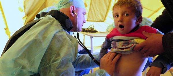 Russian doctor inspects a Syrian boy for signs of respiratory infection Russian doctor inspects a Syrian boy for signs of respiratory infection - Sputnik International