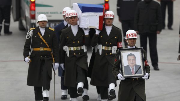 Flag-wrapped coffin of late Russian Ambassador to Turkey Andrei Karlov is carried to a plane during a ceremony at Esenboga airport in Ankara, Turkey, December 20, 2016 - Sputnik International