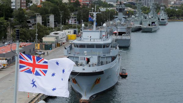 Australian Naval vessels are pictured from the deck of HMAS Adelaide during a visit by French Defence Minister Jean-Yves Le Drian and Australian Defence Minister Marise Payne in Sydney, December 19, 2016. - Sputnik International