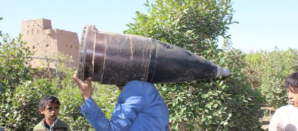 A man carries a part of a missile he says was dropped during a Saudi-led air strike near the northwestern city of Saada, Yemen December 7, 2016. A man carries a part of a missile he says was dropped during a Saudi-led air strike near the northwestern city of Saada, Yemen December 7, 2016. - Sputnik International