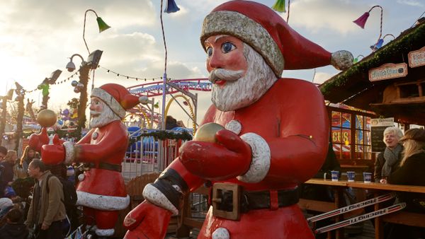 People visit the Winter Wonderland experience in London's Hyde Park in central London on November 26, 2016. - Sputnik International