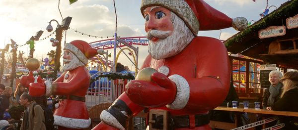 People visit the Winter Wonderland experience in London's Hyde Park in central London on November 26, 2016. - Sputnik International
