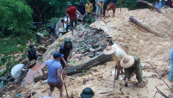 People search at a landslide site caused by violent floods. Vietnam (File) People search at a landslide site caused by violent floods. Vietnam (File) - Sputnik International