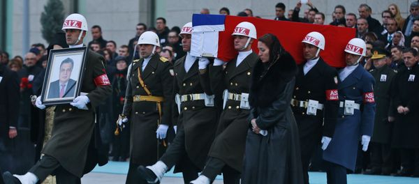 Members of a Turkish forces honour guard carry the Russian flag-draped coffin of Russian Ambassador to Turkey Andrei Karlov who was assassinated Monday, as an officer, left, holds his picture during a ceremony at the airport in Ankara, Turkey, Tuesday, Dec, 20, 2016 - Sputnik International