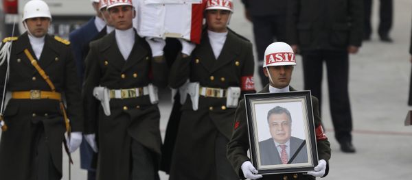 Flag-wrapped coffin of late Russian Ambassador to Turkey Andrei Karlov is carried to a plane during a ceremony at Esenboga airport in Ankara, Turkey, December 20, 2016 - Sputnik International
