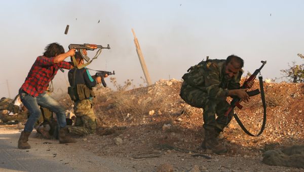 Fighters from the Free Syrian Army take part in a battle against the Islamic State (IS) group jihadists in the northern Syrian village of Yahmoul in the Marj Dabiq area north of the embattled city of Aleppo on October 10, 2016 Fighters from the Free Syrian Army take part in a battle against the Islamic State (IS) group jihadists in the northern Syrian village of Yahmoul in the Marj Dabiq area north of the embattled city of Aleppo on October 10, 2016 - Sputnik International