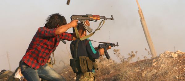 Fighters from the Free Syrian Army take part in a battle against the Islamic State (IS) group jihadists in the northern Syrian village of Yahmoul in the Marj Dabiq area north of the embattled city of Aleppo on October 10, 2016 - Sputnik International