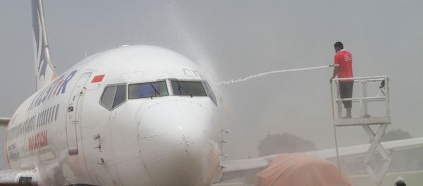 Airport employees wash ash from an airplane at Solo airport in Central Java on February 15, 2014, following the volcanic eruption of Mouth Kelud in East Java on February 13 Airport employees wash ash from an airplane at Solo airport in Central Java on February 15, 2014, following the volcanic eruption of Mouth Kelud in East Java on February 13 - Sputnik International