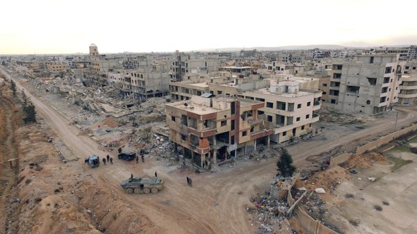 Syrian army troops move through the town of Darayya, a suburb of Damascus. - Sputnik International