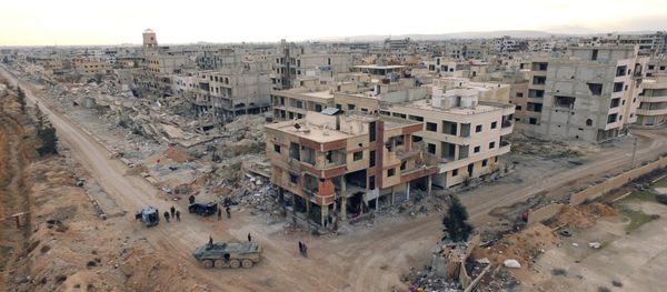 Syrian army troops move through the town of Darayya, a suburb of Damascus. - Sputnik International