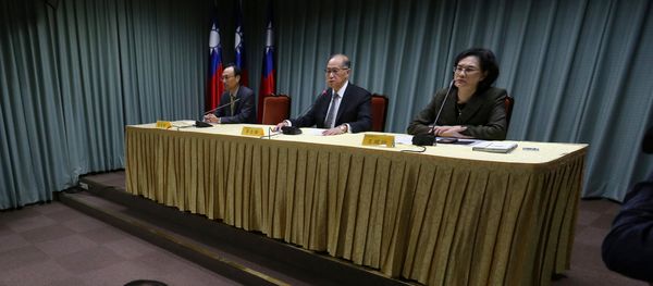 Taiwanese Minister of Foreign Affairs David Lee (C) speaks at a news conference after Sao Tome ended ties with Taiwan, in Taipei December 21, 2016 - Sputnik International
