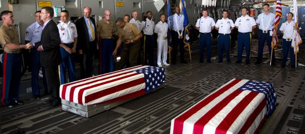 U.S. Defense Secretary Ash Carter, second left, shakes hand with U.S. military members after they loaded the casket what they believe may be the remains of one to two crew members from a B-24 bomber that crashed during World War II in C-17 aircraft after a ceremony at the Palam airport, in New Delhi, India, Wednesday, April 13, 2016 - Sputnik International