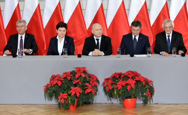 (L-R) The speaker of the Polish Senate Stanislaw Karczewski, Polish Prime Minister Beata Szydlo, the leader of the PiS (Law and Justice) party Jaroslaw Kaczynski, the speaker of the parliament Marek Kuchcinski and the deputy speaker of the parliament Ryszard Terlecki attend a press conference on December 21, 2016 in Warsaw. - Sputnik International