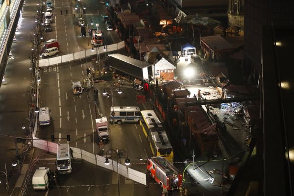 Authorites inspect a truck that had sped into a Christmas market in Berlin, on December 19, 2016 Authorites inspect a truck that had sped into a Christmas market in Berlin, on December 19, 2016 - Sputnik International