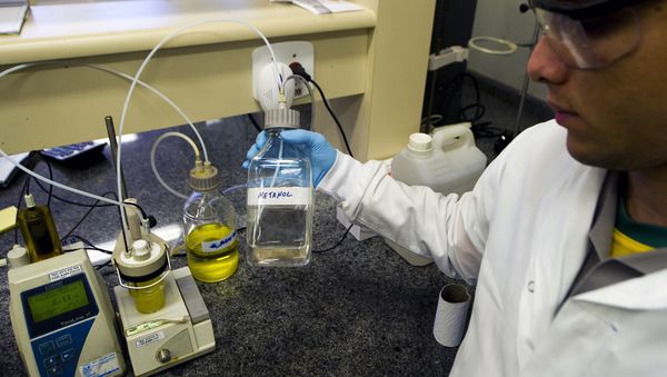 A technician checks the quality of methanol (File) - Sputnik International