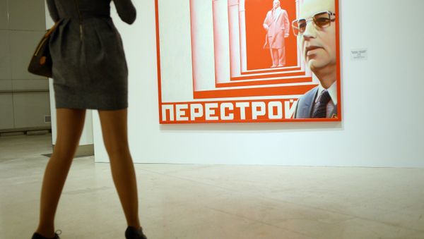Visitor observing the picture Revolution--Perestroika (1988)at the exhibition Erik Bulatov. I live--I see opened at the Central Exhibition Hall Mange - Sputnik International