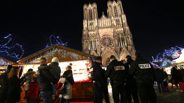 French police officers patrol at the Christmas market next to the Cathedral of Notre-Dame de Reims. File photo - Sputnik International