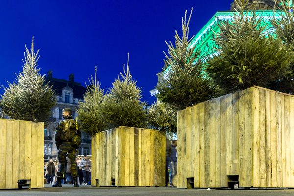 A serviceman patrols on the Grand-Place (Groote Markt) during the winter wonders Christmas market, in Brussels - Sputnik International