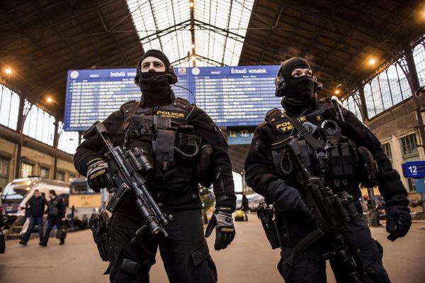 Police officers of the Counter Terrorism Centre with sub-machine guns stand guard at Nyugati (Western) Railway Station in central Budapest, Hungary - Sputnik International